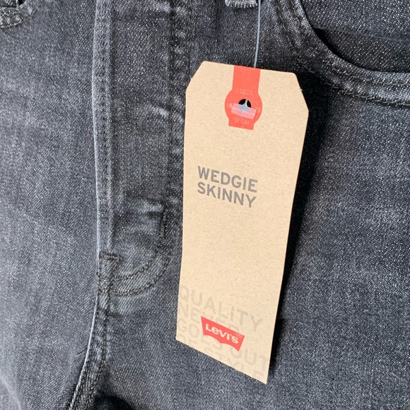 NWT Levi's wedgie skinny jean ravens wing fray hem - Picture 4 of 16